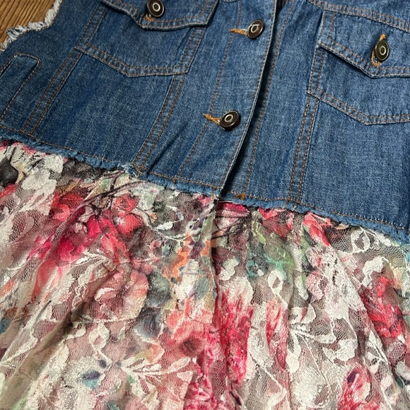 Denim and lace sleeveless top - Picture 3 of 5